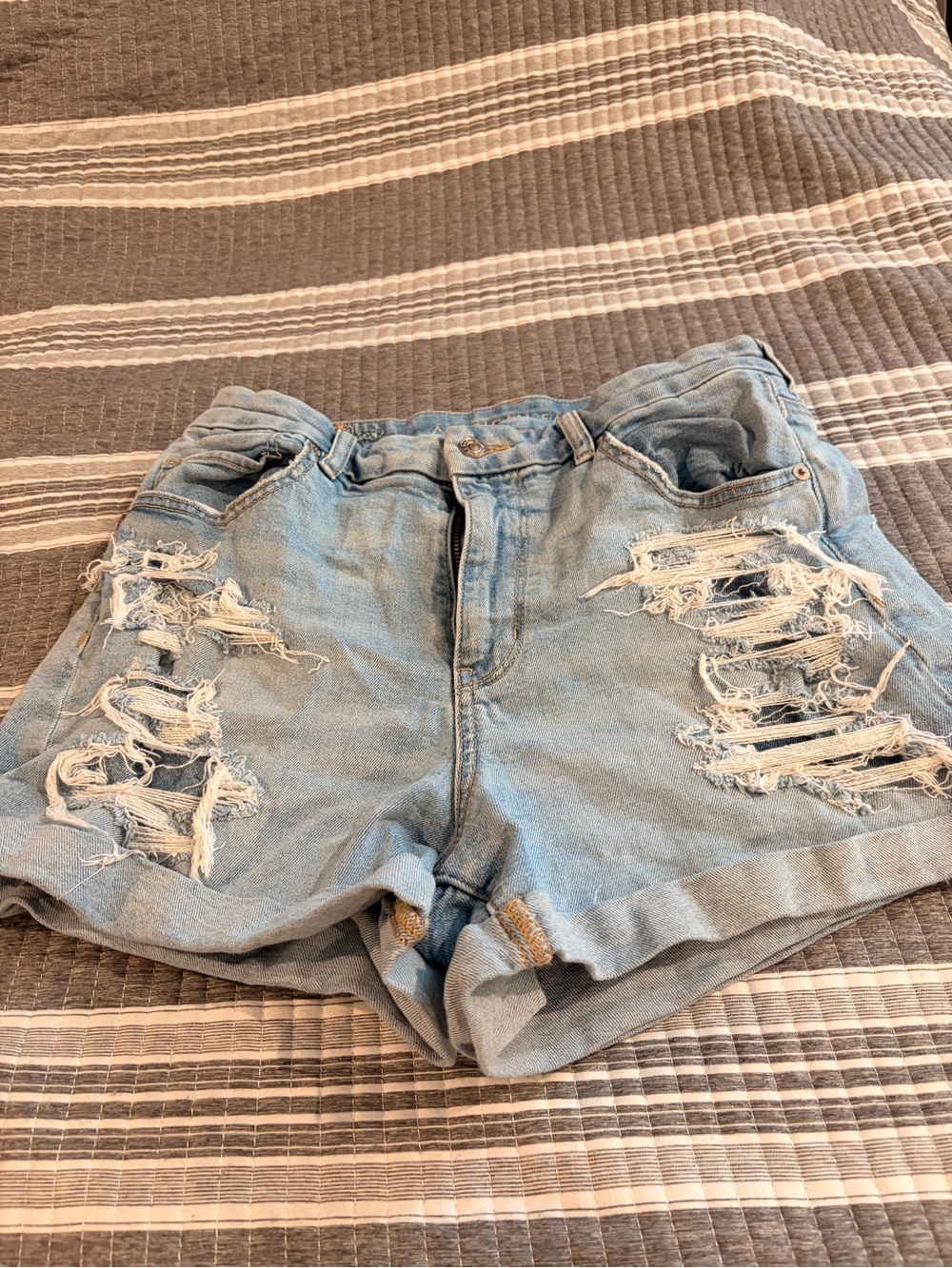 NWOT American Eagle Women’s 12 Light Blue Distressed Curvy Mom Denim Shorts
